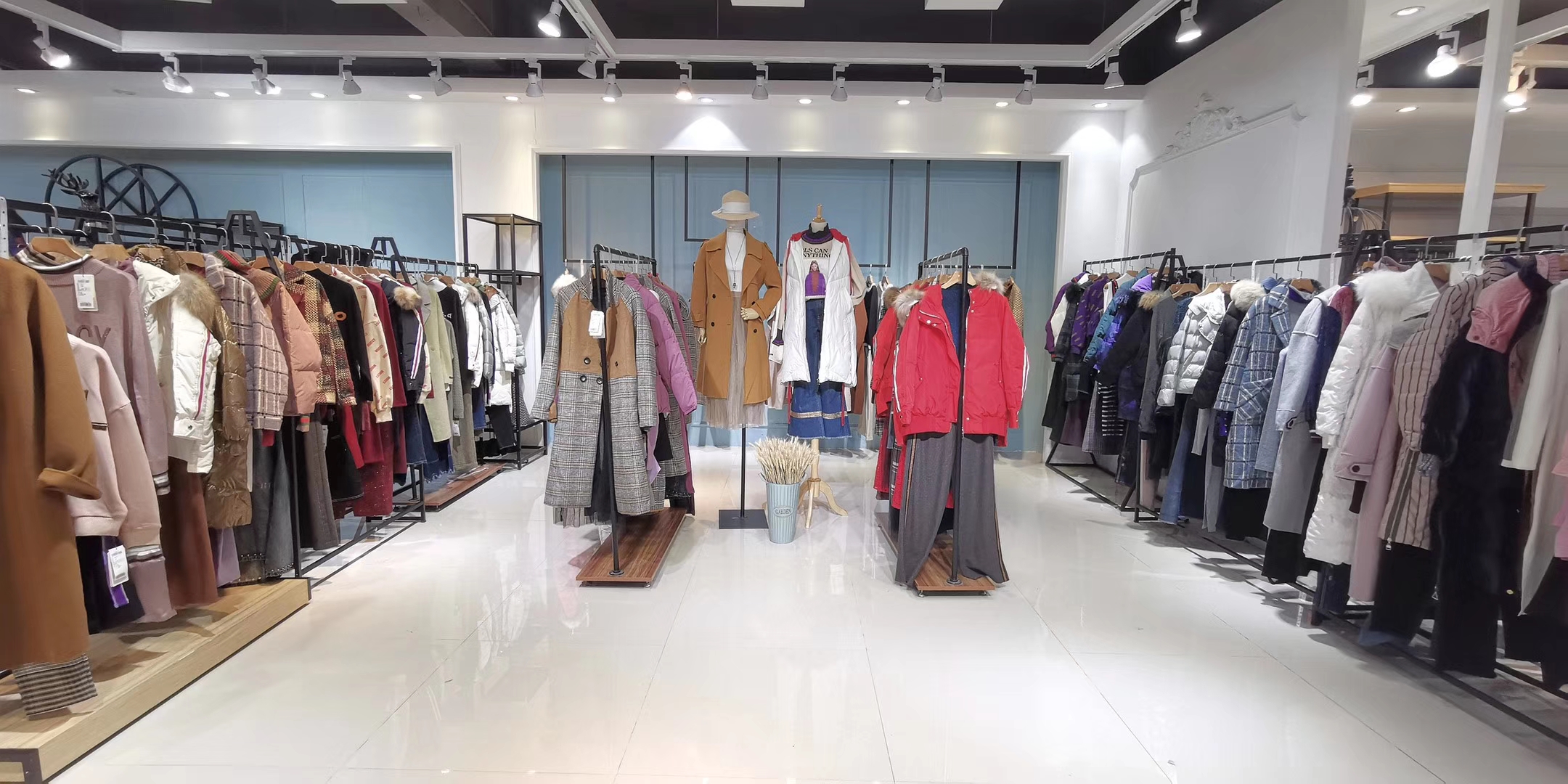 我跟著服裝店內行老板拿品牌折扣服裝店貨源的一次經歷